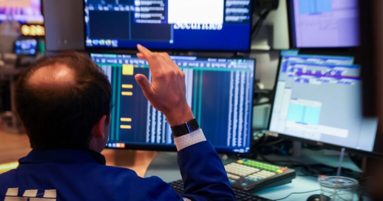 El dólar en los bancos ya roza los $1480, el riesgo país pasó los 1000 y las acciones argentinas en Wall Street se hunden hasta 15%