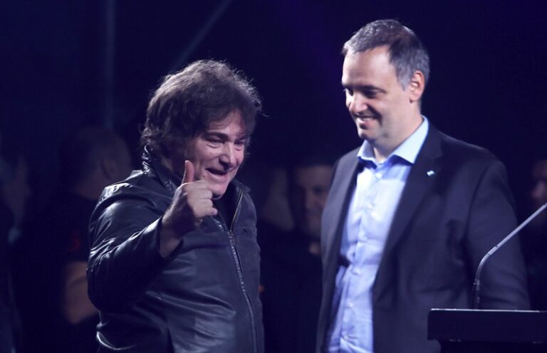 Histórico: Milei bajó las acreditaciones de Clarín en Casa Rosada