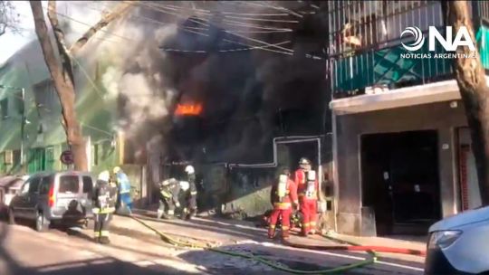 Incendio en un conventillo en La Boca: un muerto y al menos cinco heridos