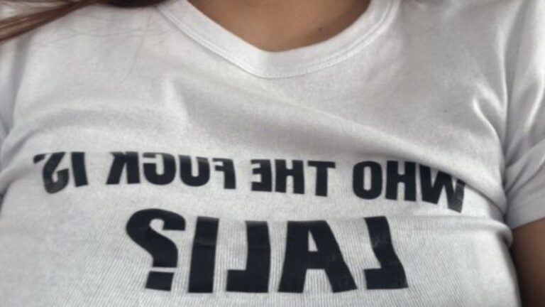 Joven denunció que fue golpeada en el tren por llevar una remera de Lali Espósito: su relato