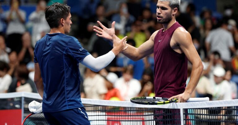 ATP 500 de Tokio: Carlos Alcaraz se torció el tobillo y tuvo de aliada a la lluvia para derrotar a Sebastián Baéz en la primera ronda